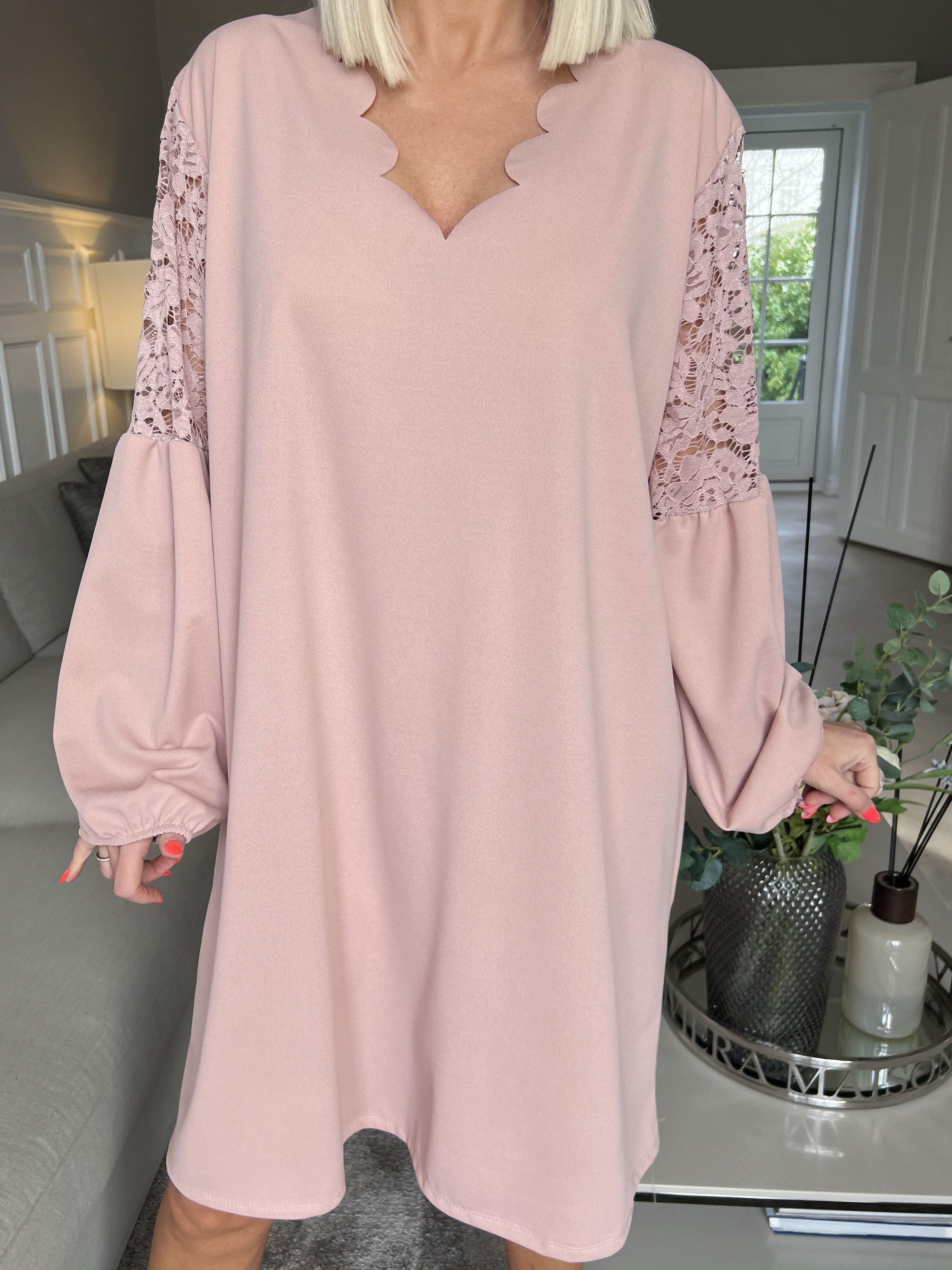 Carmen - Enkel klänning med vacker spets på ryggen och ärmarna